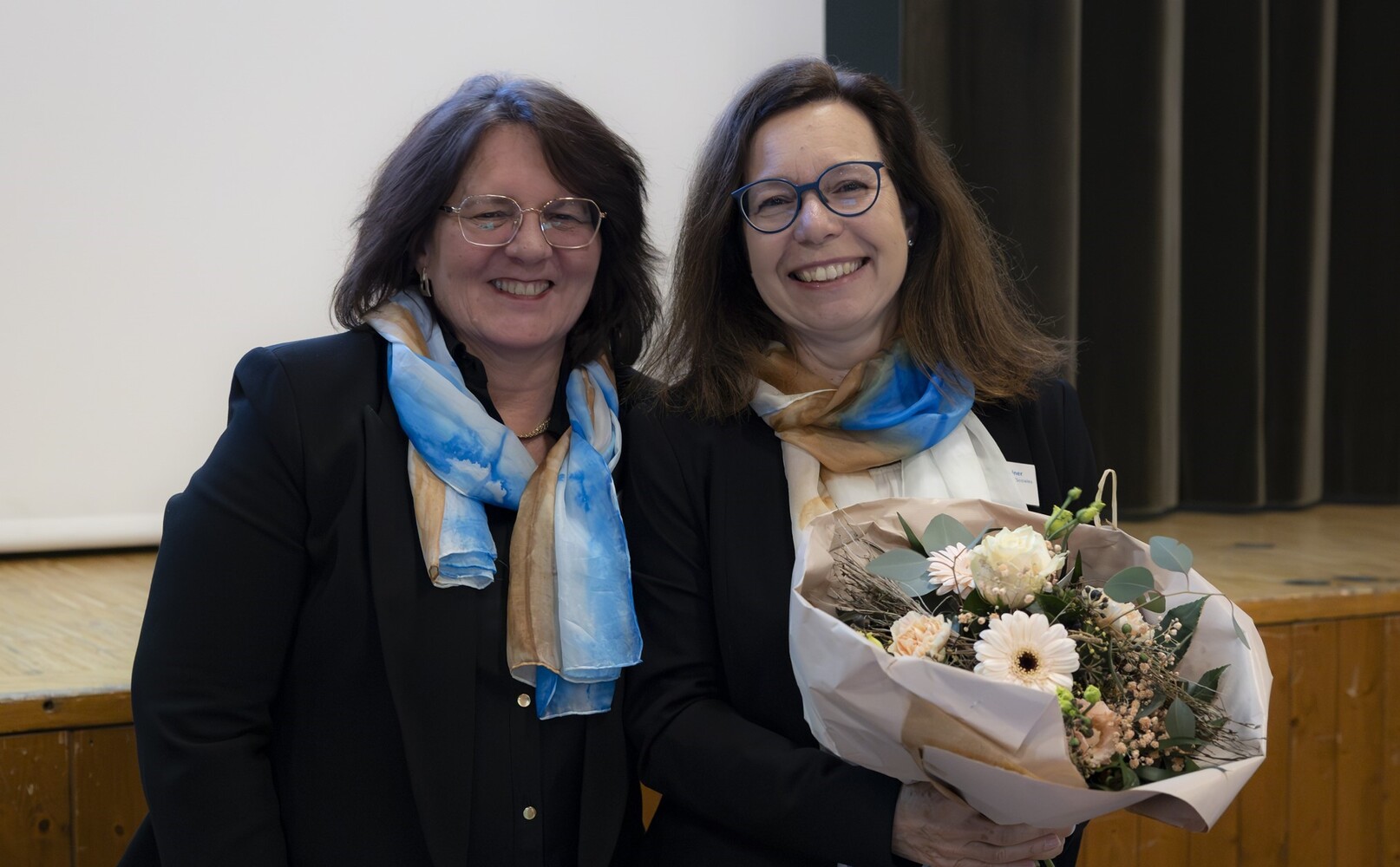 Patricia Steiner-Steffen (rechts) nimmt als neue Präsidentin die Glückwünsche der abtretenden Präsidentin Daniela Merkel-Lötscher entgegen.
Bild: Franziska Müller